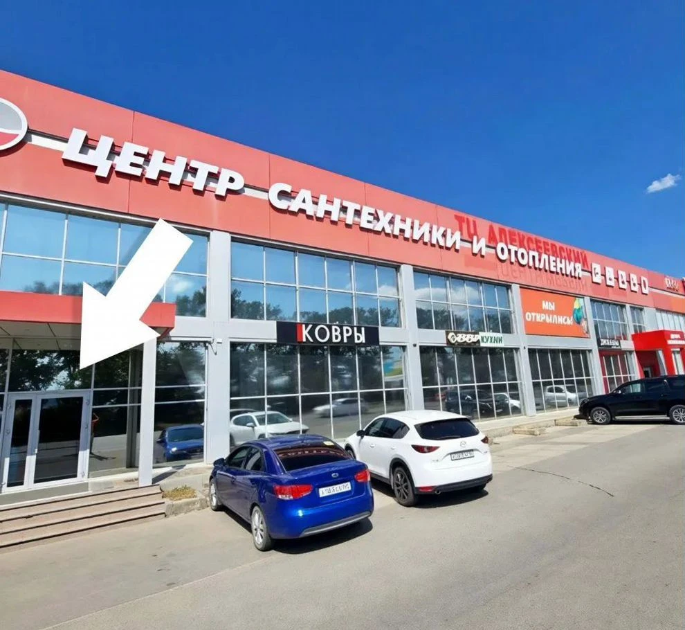 Кухня c островом зеленый-бежевый